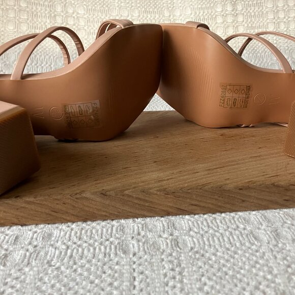 NWB Boohoo Strappy Block Heel Mule Nude Size US 8 EU41 Wide - Picture 4 of 11